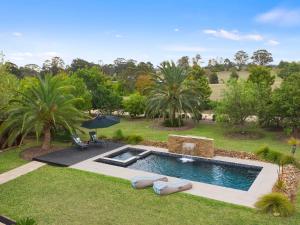 Lilies on Lovedale Estate - Heated Pool and Spa - Outdoor Amenities