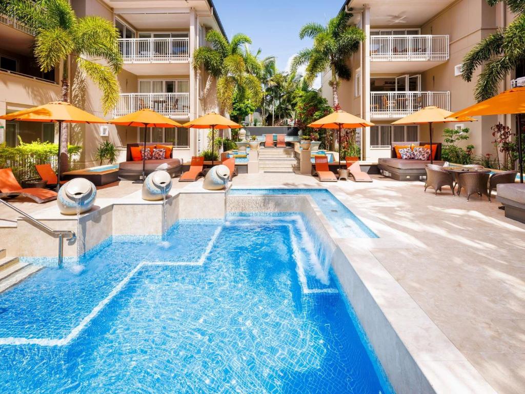 Poolside Apartment, Near Main Beach Review