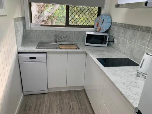 Turtle Cove Lake Front Cabin 300m To Beach - Guest Reviews and Ratings