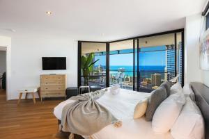 Circle on Cavill 2, 3, 4 & 5 Bedroom SkyHomes & SUB PENTHOUSES by Gold Coast Holidays - Guest Experience and Feedback