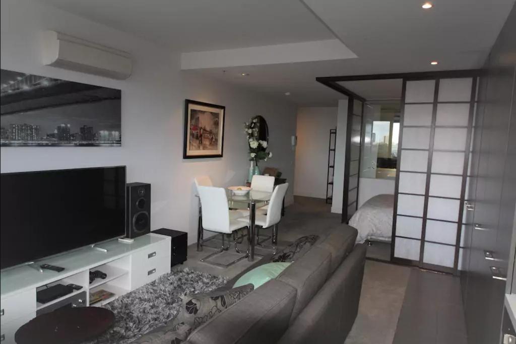 Luxurious With City Views, Free Parking on Premises & Wi Fi Review