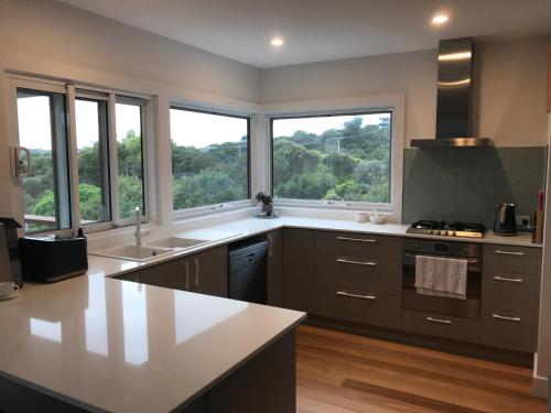 Monicas at Diamond Bay Sorrento - Kitchen and Dining