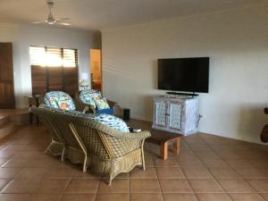 ABSOLUTE BEACHFRONT BLISS - NEWELL BEACH - 10 Metres to the Ocean - Family-Friendly Features