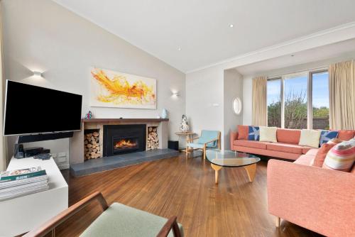 Paw up Villa - Entertainer Delight - Living Areas