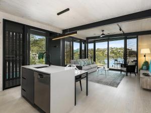 World Class Villa Manly Beach HarbourView Sauna Private Beach - Host and Guest Interaction
