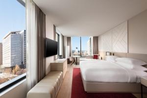 Adelaide Marriott Hotel - Location and Transportation