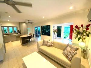 Aquatica - Luxe Holiday Home - Convenient Location
