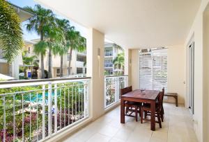 Poolside Apartment, Near Main Beach - About Noosa Heads