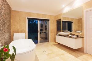 Deja Vu Estate - Booking Your Stay