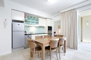Poolside Apartment, Near Main Beach - Booking Your Stay