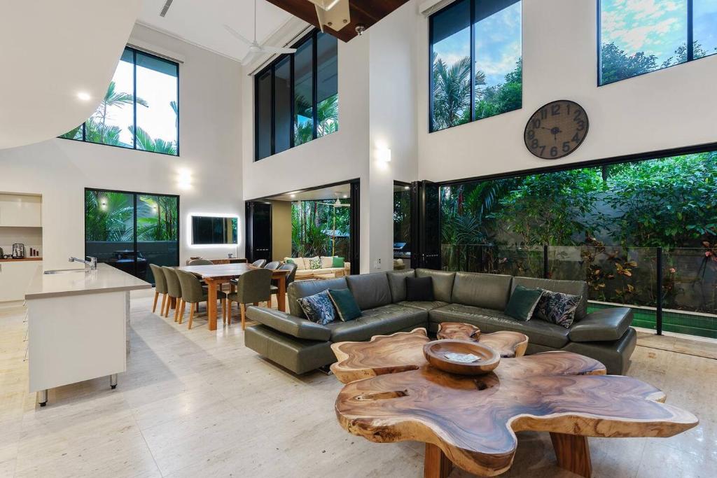 Flagstaff Pavillion – A Lush Subtropical Paradise Review