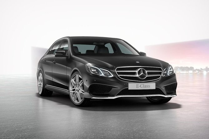 Airport Limousine Transfer: Arlanda Airport to Stockholm City 1-7 Passengers