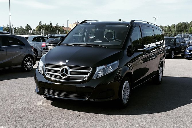 Airport Limousine Transfer: Stockholm City to Arlanda Airport 1-7 Passengers
