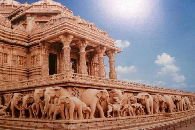 An Evening at the Akshardham Temple With Water Show With Private Transfer