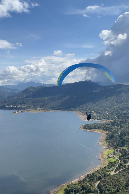 Bogota: Paragliding Flight Ticket in Guatavita