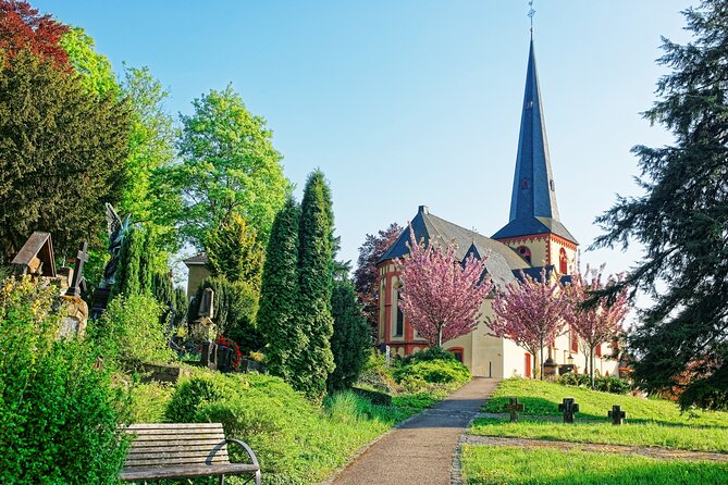 Family Tour of Linz’s Old Town, Pöstlingberg, and Grottenbahn