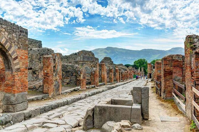 Guided Visit of Pompei and Mount Vesuvius Tour With Pizza Lunch - Tour Overview