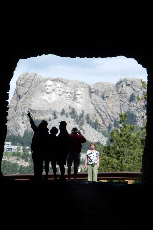 Hill City: Private Mount Rushmore, Crazy Horse & More Tour