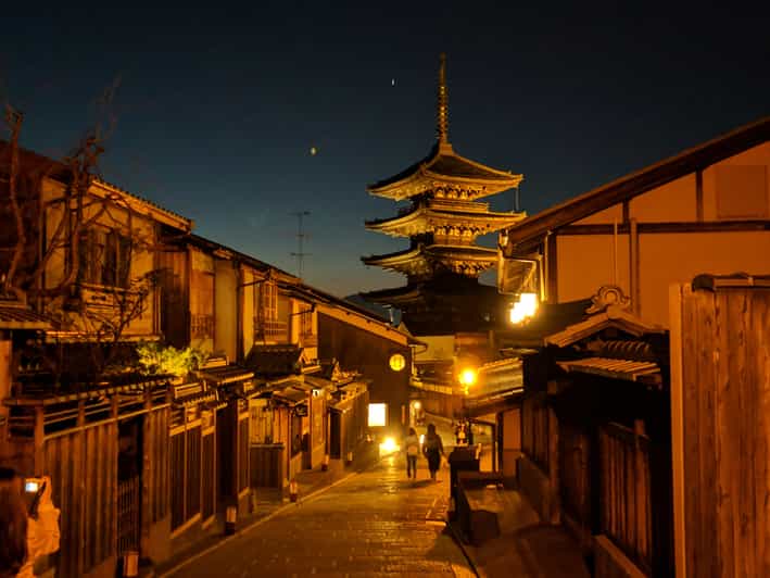 Kyoto: Gion and Higashiyama Walking Tour - Exploring Gions Historic Charm