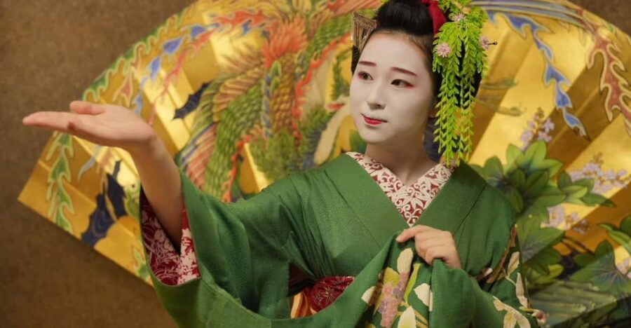Kyoto: Gion Walking Tour, Geisha Show and Japanese Game