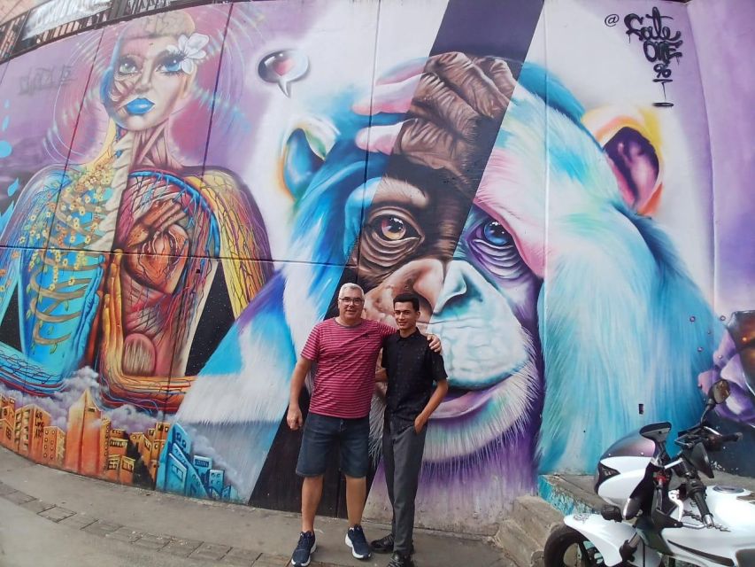 Medellín: Comuna 13 With Locals and Snacks