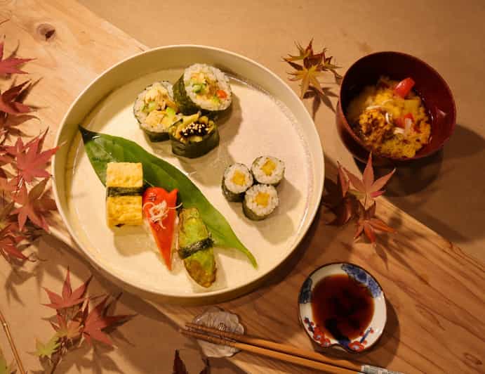 Osaka: Modern Vegetarian Sushi Cooking Class