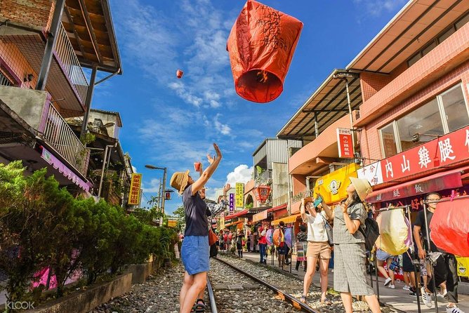 Pingxi Sky Lantern Flying, Shifen Old Street Stroll (Morning 5 Hours)