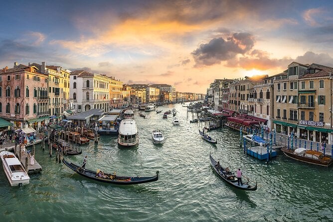 Private Gondola With Serenade for a Romantic Night in Venice