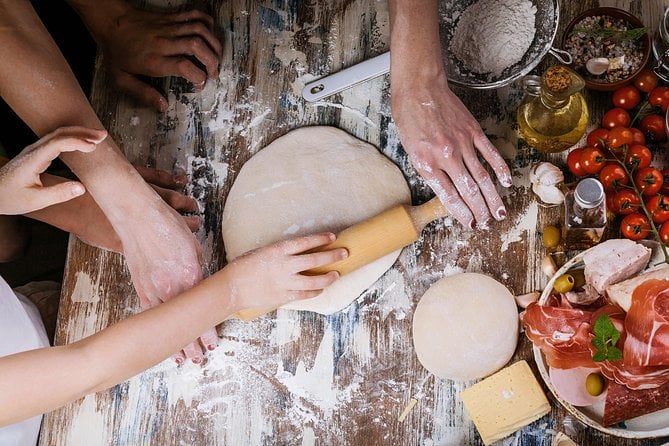 Private Pizza & Tiramisu Class at a Cesarinas Home With Tasting in La Spezia