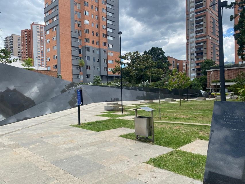 Tour Medellín: Commune13 and Pablo Escobar + Rooftop