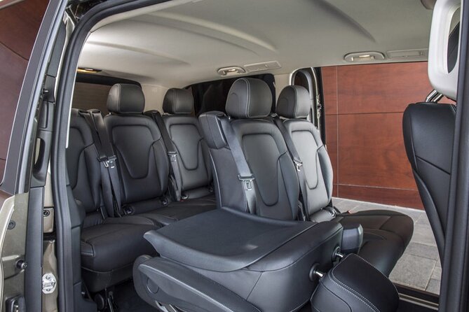 Private Transfer: Disneyland París to París Train Station or City