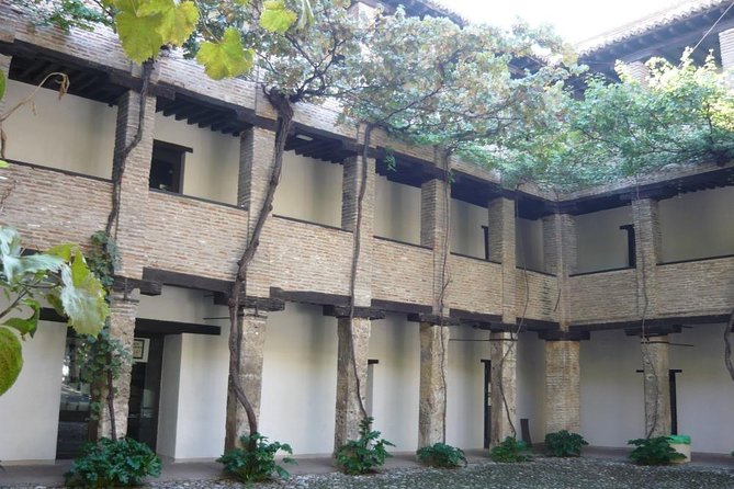 The Nasrid Granada: Nobility Next to the Alhambra