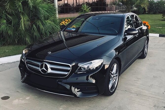 Arrival Private Transfer From Prague Airport PRG to Prague City in Car/Van