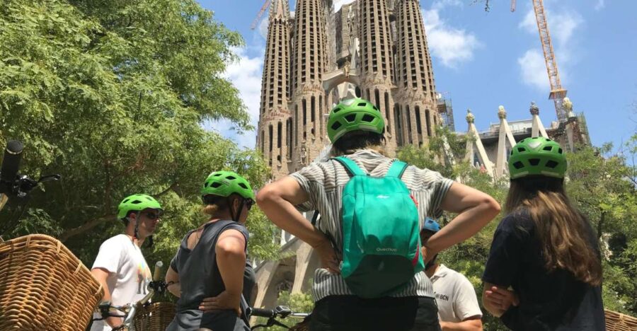 Barcelona: 2.5-Hour Bike or E-Bike Historical Tour