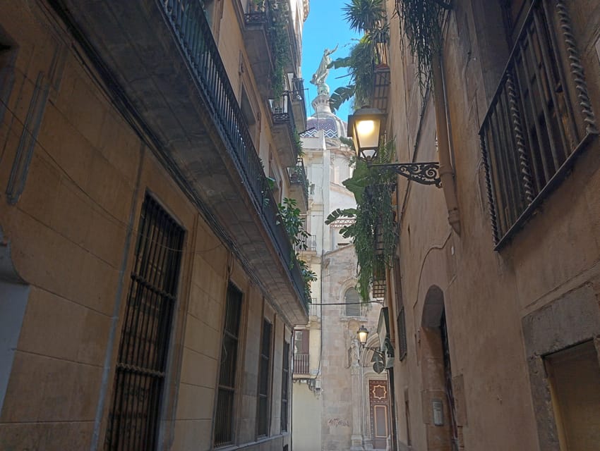 Barcelona: Curious Legends and Traditions of Old Town Tour