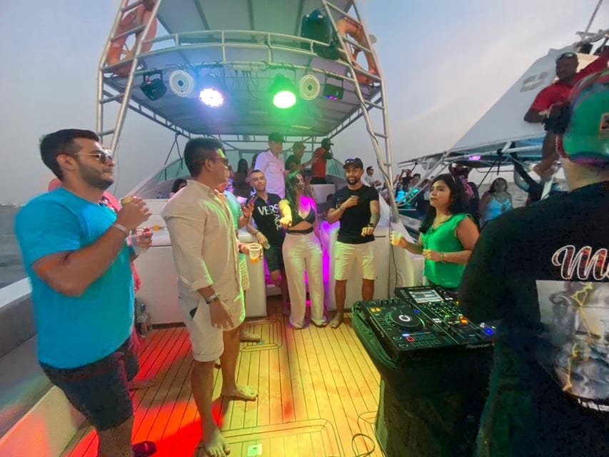 Cartagena: Sunset or Night Plan on the Bay With Open Bar!