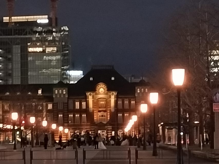 Elegant Tokyo Twilight Walk & Local Dining Experience