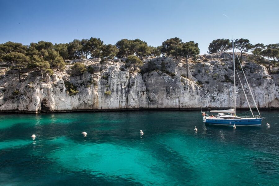From Bandol: Visit the 13 Calanques of Cassis & Marseille