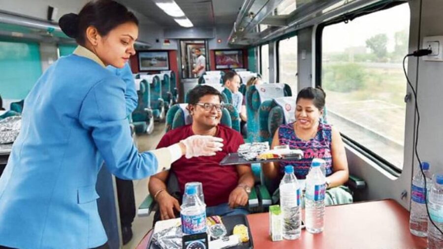 From Delhi: Taj Mahal Day Trip by High Speed Gatimaan Train