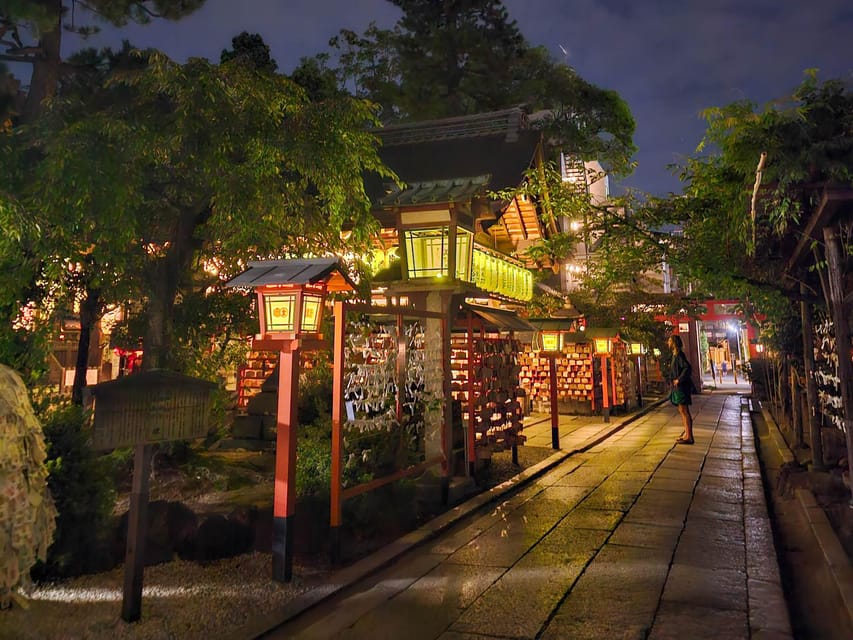 Kyoto: Gion District Guided Walking Tour at Night With Snack