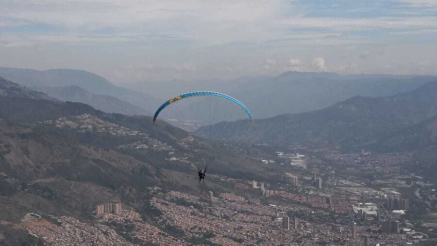 Medellín: 15-Minute Paragliding Flight
