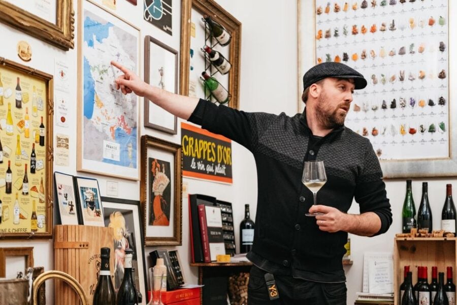 Paris: Wine Tasting Experience With 6 Wines and Cheese Board