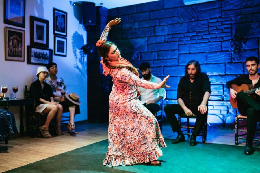 Seville: Baraka Sala Flamenca Show With Drink in Triana