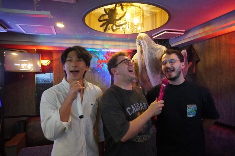 Shinjuku: Nightlife Tour With Izakaya, Karaoke Bar and Ramen