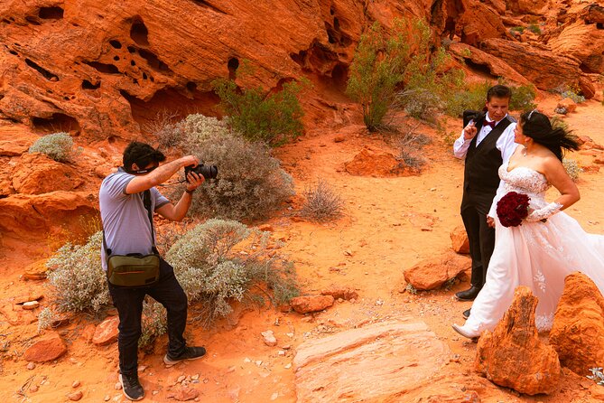 Wedding With Photographer in the Valley of Fire - Stunning Ceremony Locations