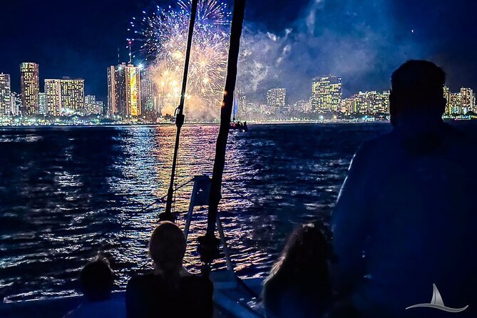 3 Hour Luxury Private Sailing Catamaran in Waikiki - Onboard Amenities and Refreshments