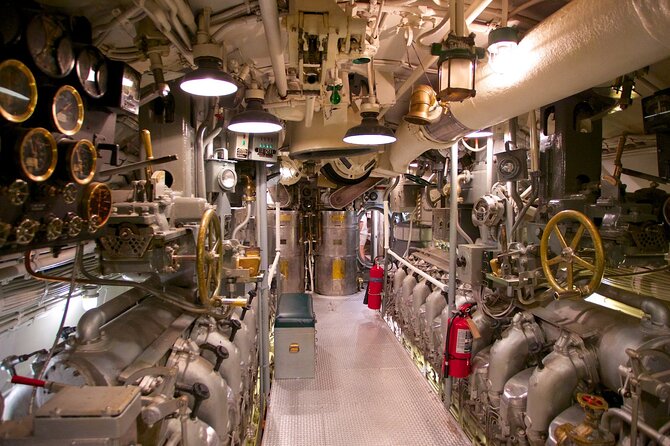 Pearl Harbor USS Arizona & Bowfin Submarine Review - Exploring the USS Bowfin Submarine and Museum