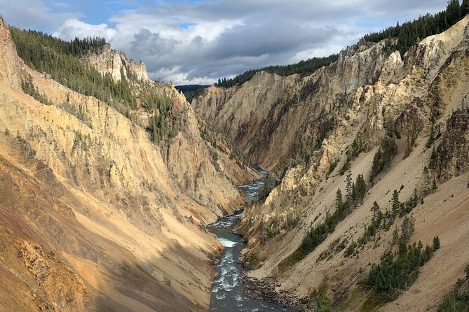 Luxury Grand Loop Tour of Yellowstone National Park - Exploring Yellowstones Wonders