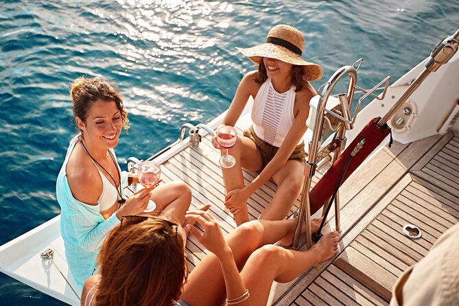 Luxury Diamond Head Sunset Sail Review - Amenities and Comfort on the Yacht