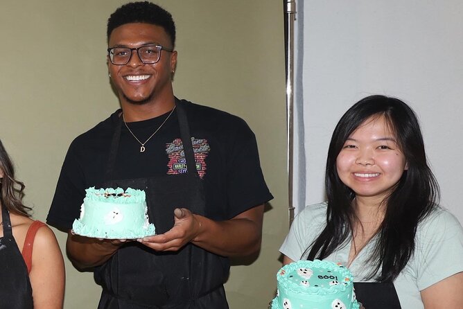 Cake Decorating in Houston - Completing the Decorating Process